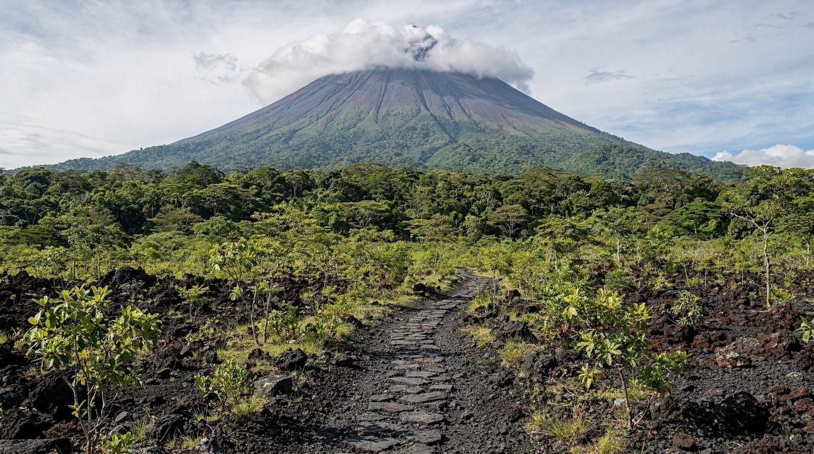 El sendero de lava de 1968: la colada solidificada del Arenal a pie