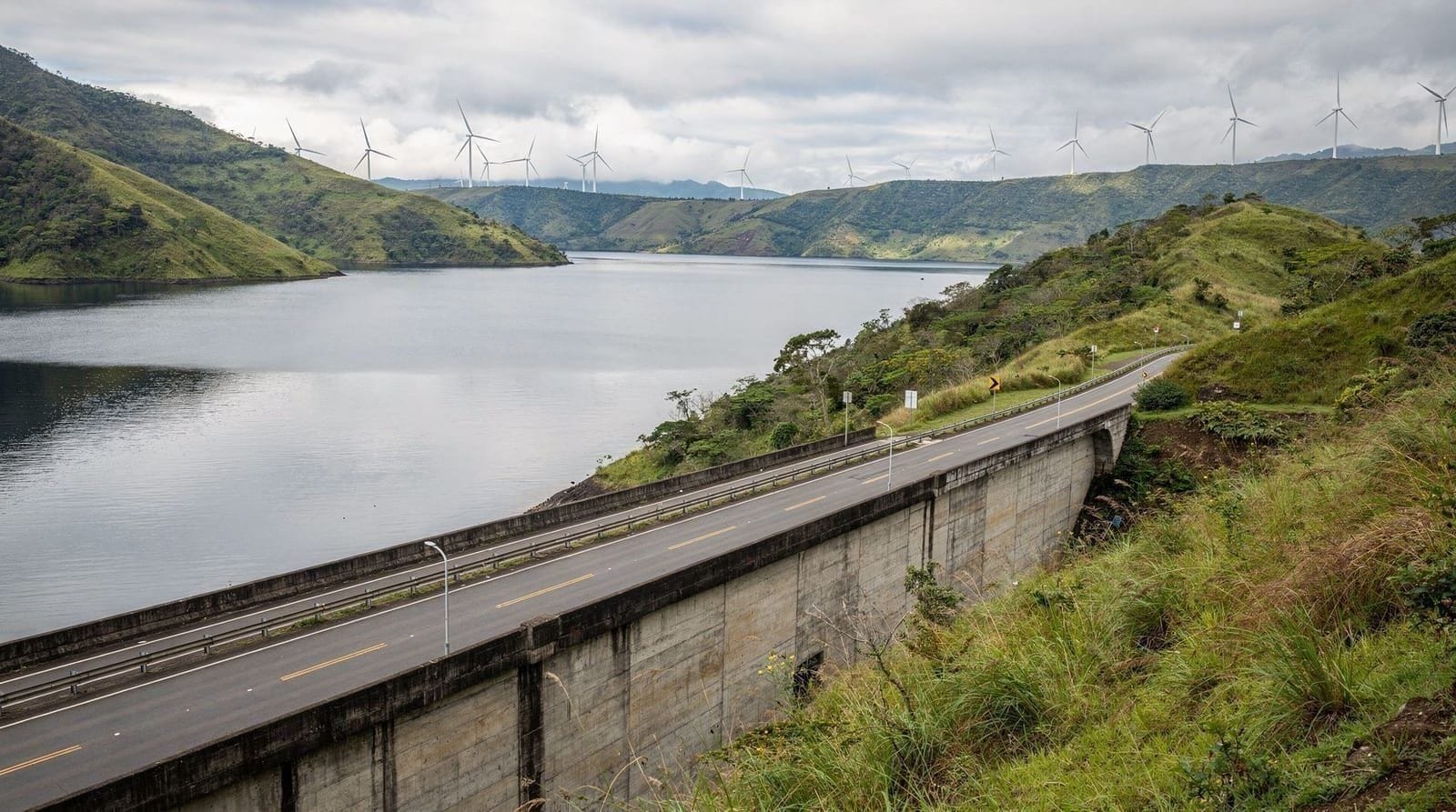 La Represa de Arenal: el origen del lago y un mirador de carretera