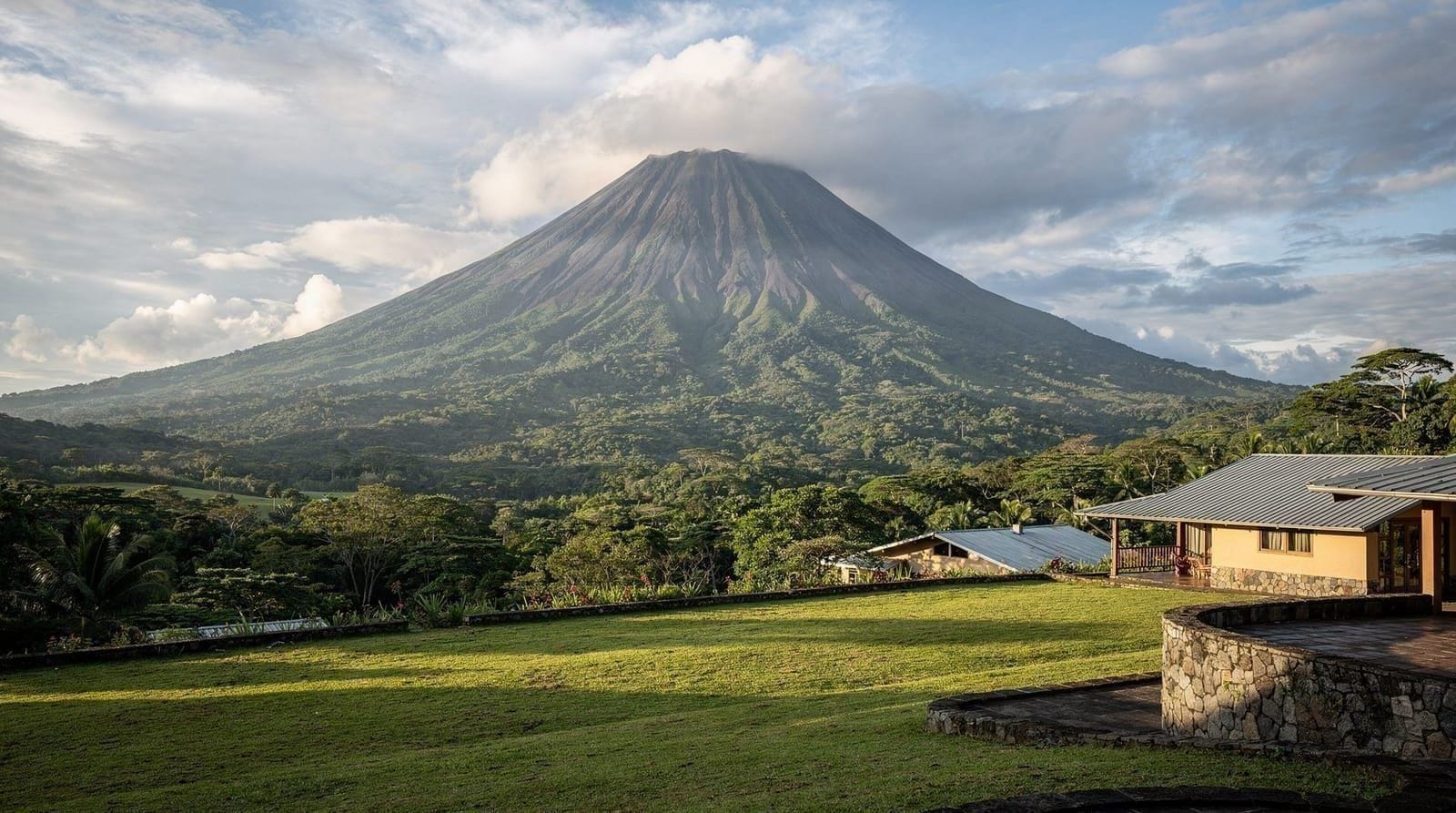 Arenal Observatory Lodge: senderos, fauna y vistas del volcán