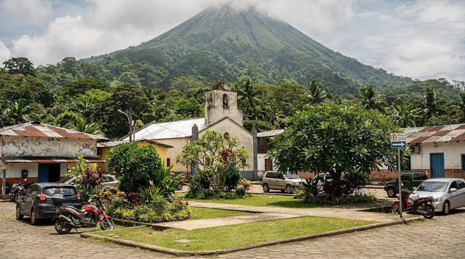 Centro de La Fortuna y Parque Central