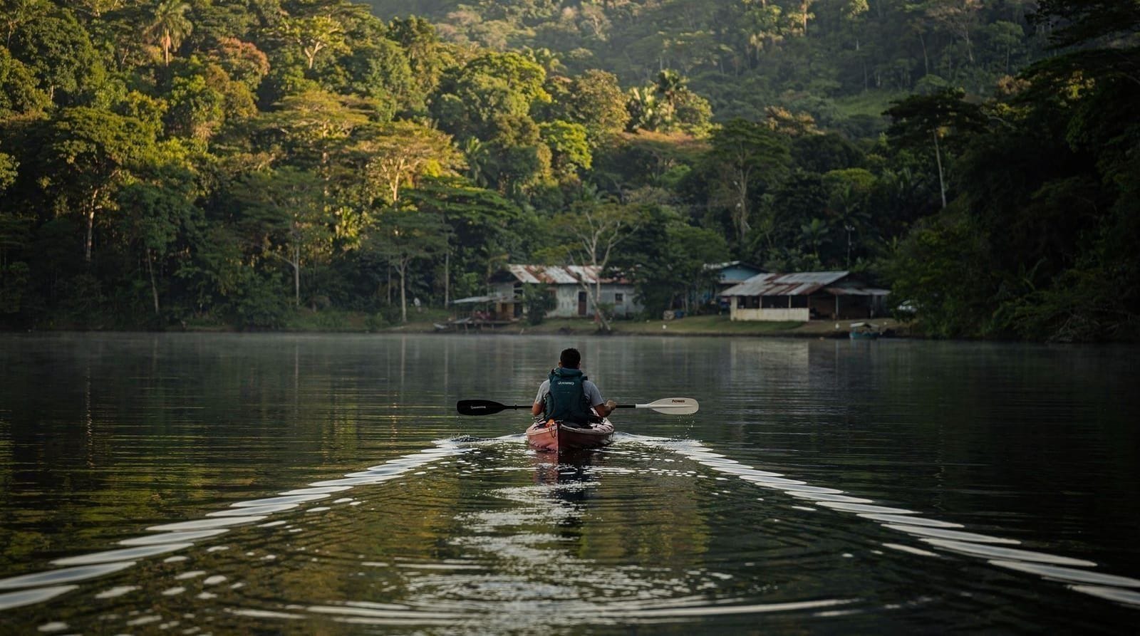 Kayak en el Lago Arenal, Costa Rica