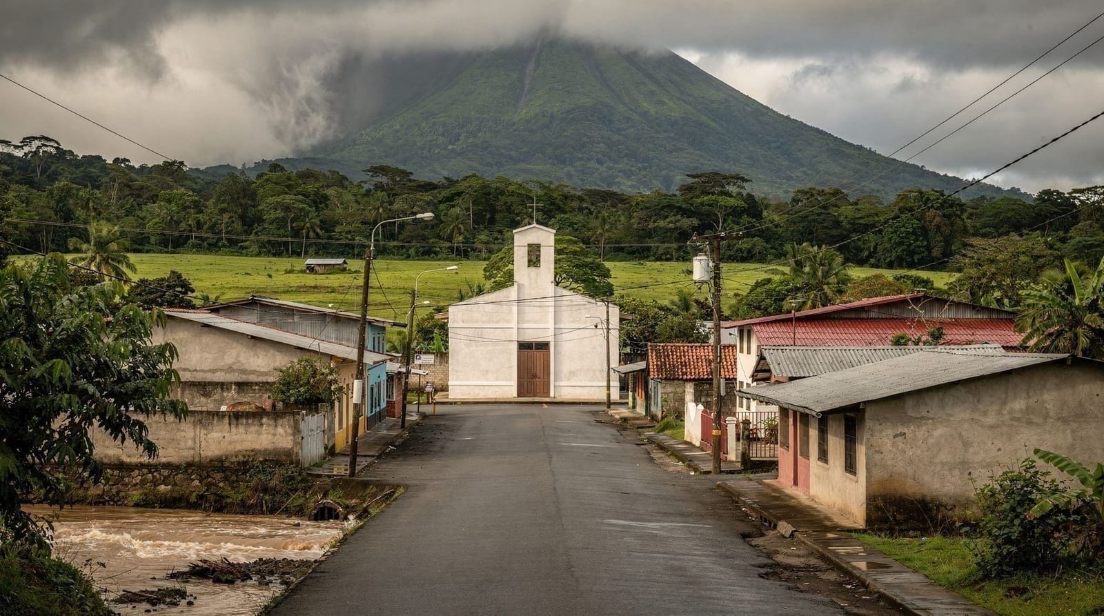 La Fortuna en temporada verde: qué cambia realmente de mayo a noviembre