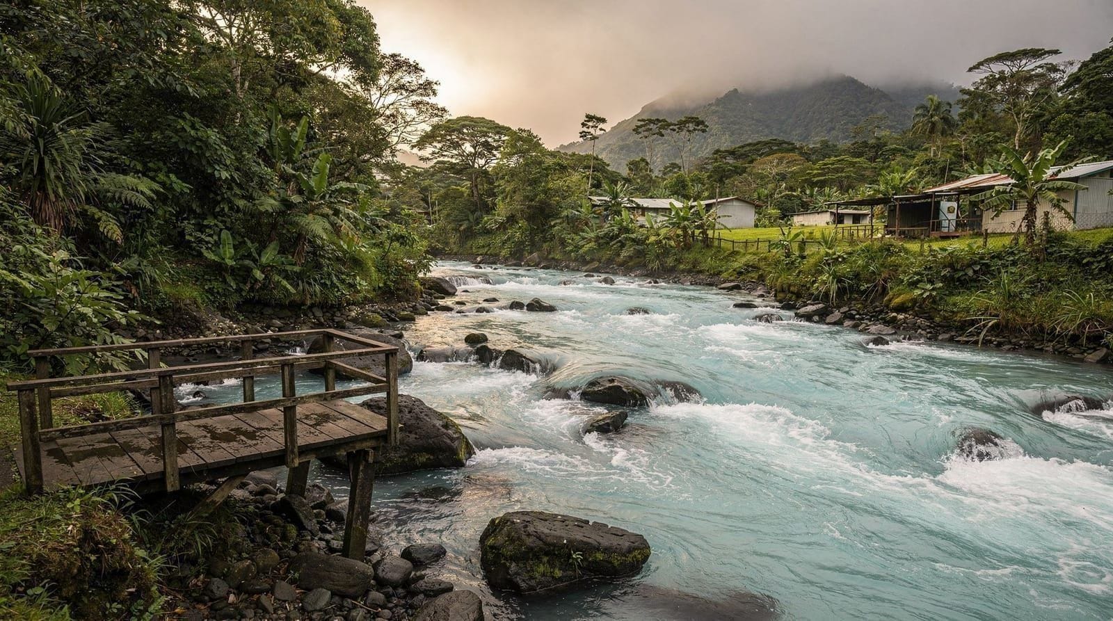 La Fortuna vs Río Celeste: ¿excursión de un día o pasar la noche?