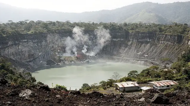 Poás Volcano Day Trip from La Fortuna
